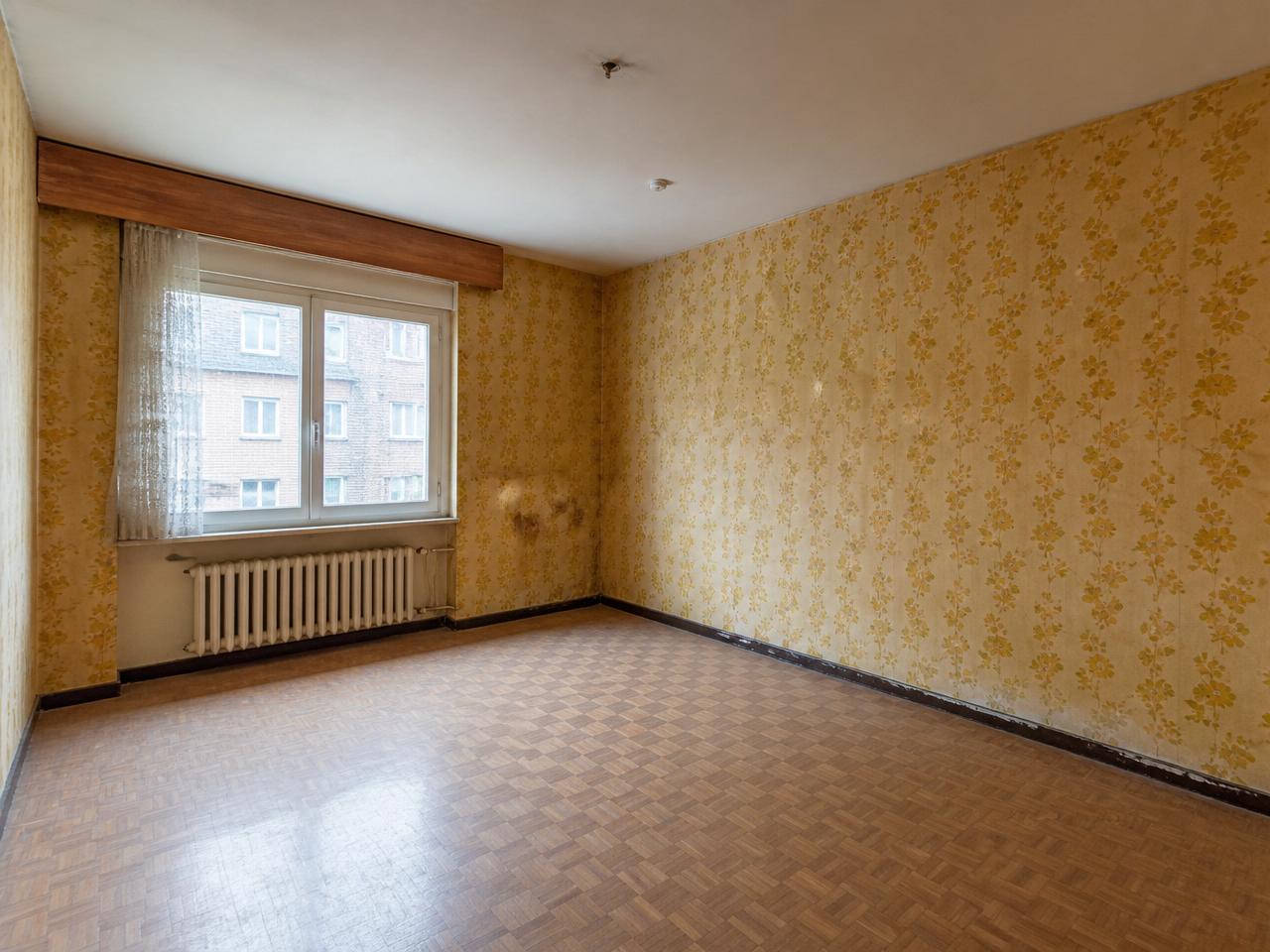 Wohnraum – Tapete entfernt & neuer Anstrich – Vorher